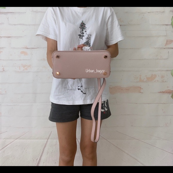 Michael Kors Adele Medium Messenger - Picture 5 of 10